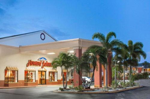 Фотография гостиницы Howard Johnson by Wyndham Ft. Myers FL