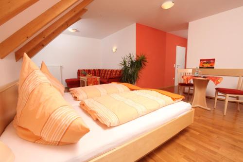 Фотография гостевого дома Gasthof-Pension Brauner Hirsch in Alfeld - Mittelfranken