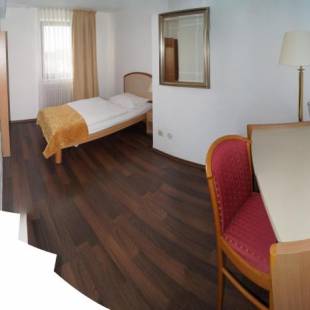 Фотографии гостиницы 
            Eifel Hotel Haus West