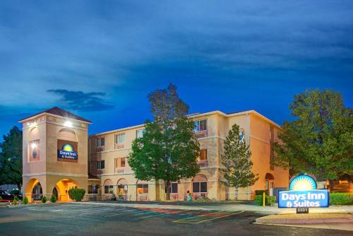 Фотография гостиницы Days Inn & Suites by Wyndham Airport Albuquerque