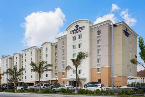 Фотография гостиницы Candlewood Suites Miami Intl Airport - 36th St, an IHG Hotel