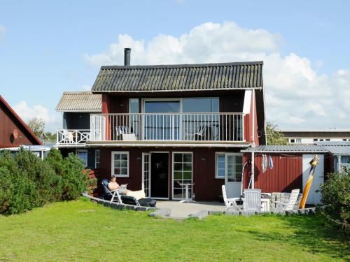 Фотография гостевого дома Three-Bedroom Holiday home in Hemmet 90