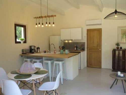 Фотография гостевого дома LODGES PARK CASTELLET PROVENCE - Gîtes dans les vignes AOC Bandol à 15 min des plages et du Circuit Paul Ricard F1