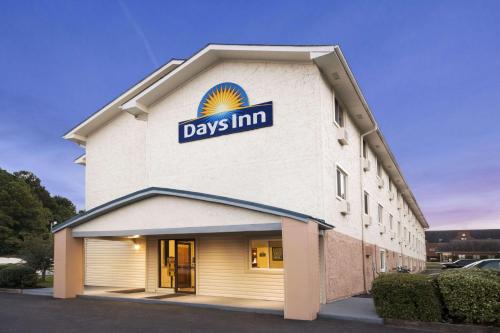 Фотографии гостиницы 
            Days Inn by Wyndham Greenwood SC