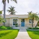 Фотография гостевого дома Ultimate Beach Bungalow - 1 block from beach - huge backyard