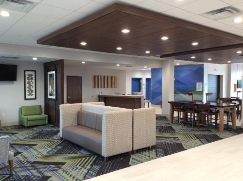 Фотография гостиницы Holiday Inn Express & Suites - Dallas NW HWY - Love Field, an IHG Hotel