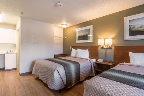 Фотография мотеля HomeTowne Studios by Red Roof Raleigh – Durham