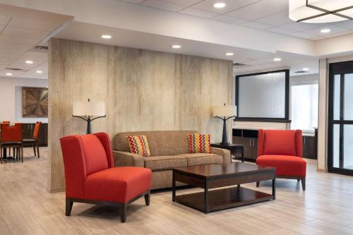 Фотография гостиницы Days Inn & Suites by Wyndham Denver International Airport