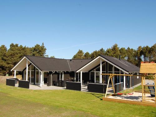 Фотография гостевого дома Holiday home Blåvand CLX
