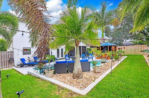 Фотография гостевого дома Urban Oasis withHot Tub, HEATED POOL and Private Movie Theater home