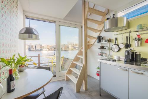 Фотография мини отеля Houseboat studio with canalview and free bikes