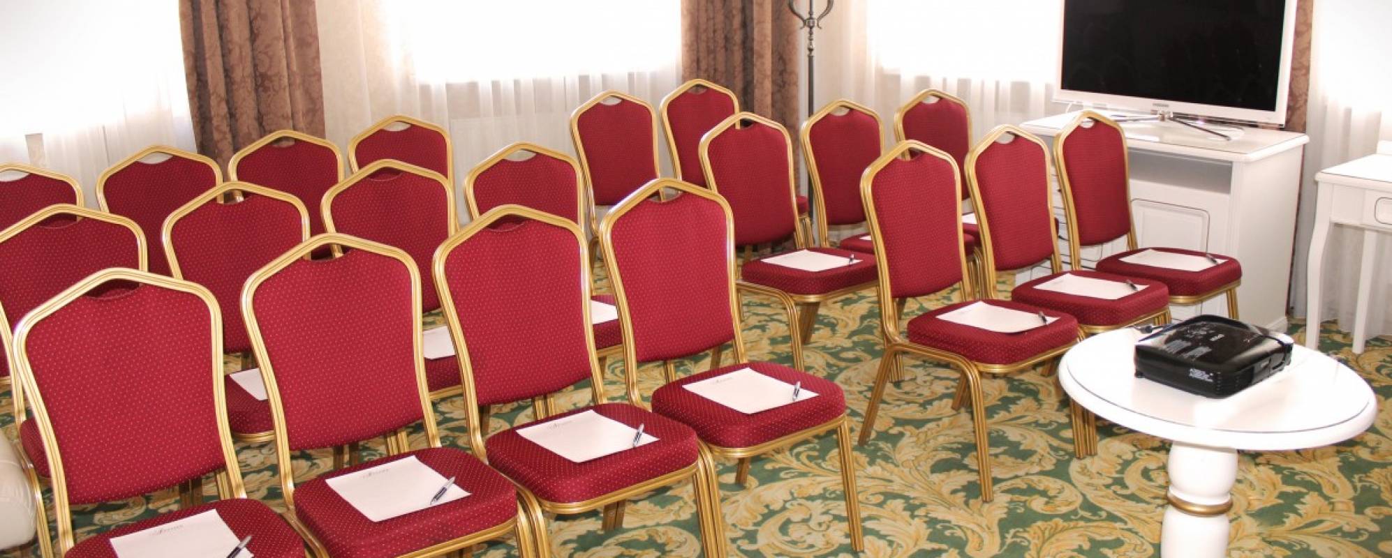 Фотографии комнаты для переговоров Атташе