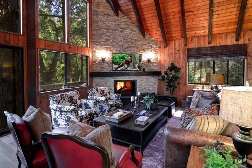 Фотография гостевого дома TREETOP CABIN, Modern Luxe, 1700 sqft, Deck, Treetop View, Dogs, In Village