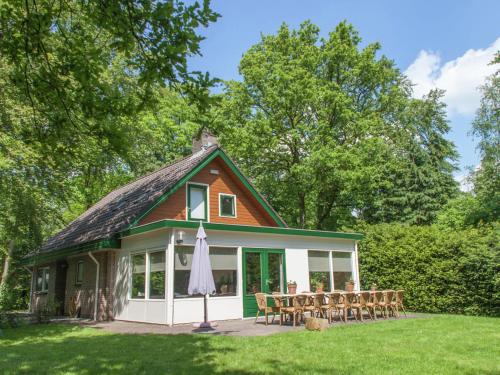 Фотография гостевого дома Beautiful home with lots of privacy, in the forest