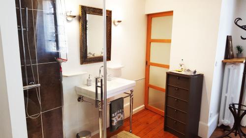 Фотография мини отеля Chambre de charme au coeur du vieux Valence