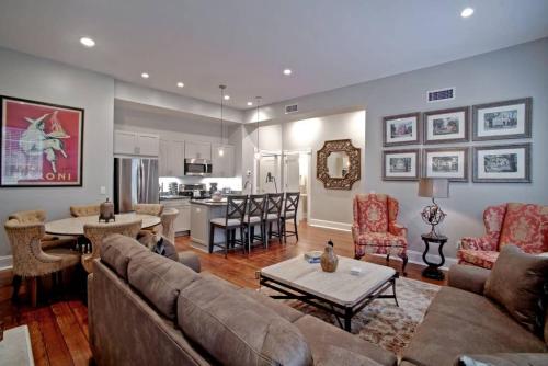 Фотография мини отеля Sophisticated Historic Remodeled 9 bedroom Home