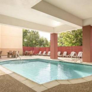 Фотографии гостиницы
Country Inn & Suites By Radisson, Houston IAH Airport-JFK Boulevard