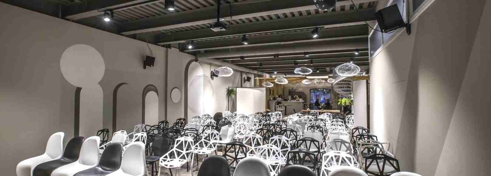 Фотография конференц-зала Пространство Весна Белый зал