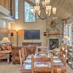 Фотография гостевого дома Luxury 4BR Cabin with 2 King Suites on Shuttle Route