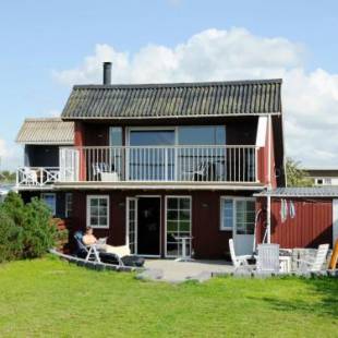 Фотографии гостевого дома
Three-Bedroom Holiday home in Hemmet 90