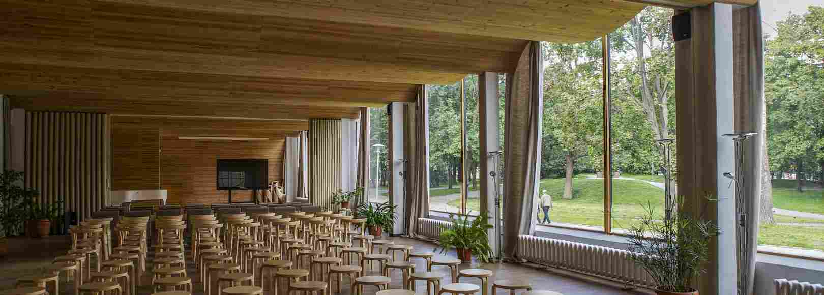 Фотография конференц-зала Лекционный зал Библиотеки Алвара Аалто