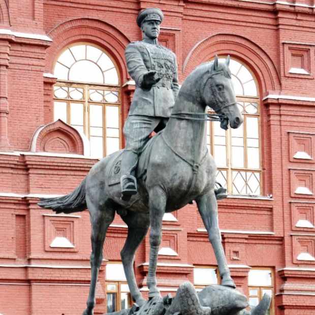 Фотографии памятника 
            Памятник маршалу Георгию Жукову