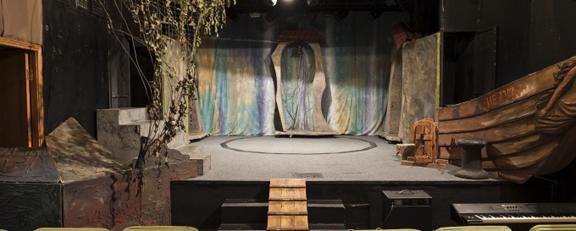 Фотографии театра 
            Театр п/р Геннадия Чихачева