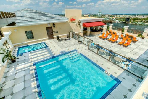 Фотография гостиницы Ramada Suites By Wyndham Orlando International Drive