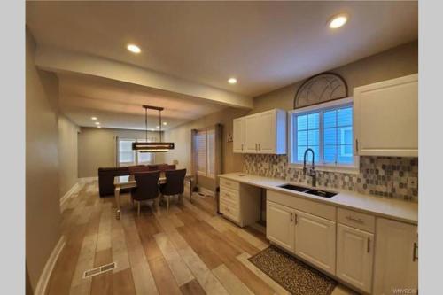 Фотография гостевого дома Luxury Private Home in the Heart of Niagara Falls