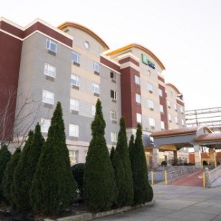 Фотография гостиницы Holiday Inn Express Maspeth, an IHG Hotel
