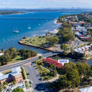 Фотография гостевого дома Elegant Waterfront Gem where the Ocean meets the Canal!