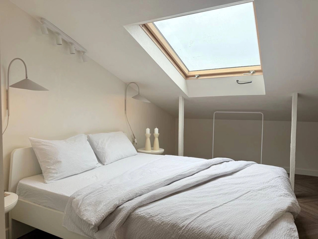 Фотография квартиры Квартира Sky13 — уютная студия с дизайнерским интерьером и мансардными окнами на 13 этаже