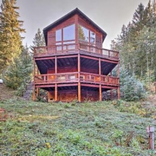 Фотография гостевого дома Grizzly Tower Packwood Cabin with Forest Views!