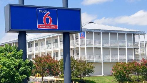 Фотография гостиницы Studio 6-San Antonio, TX - Lackland AFB