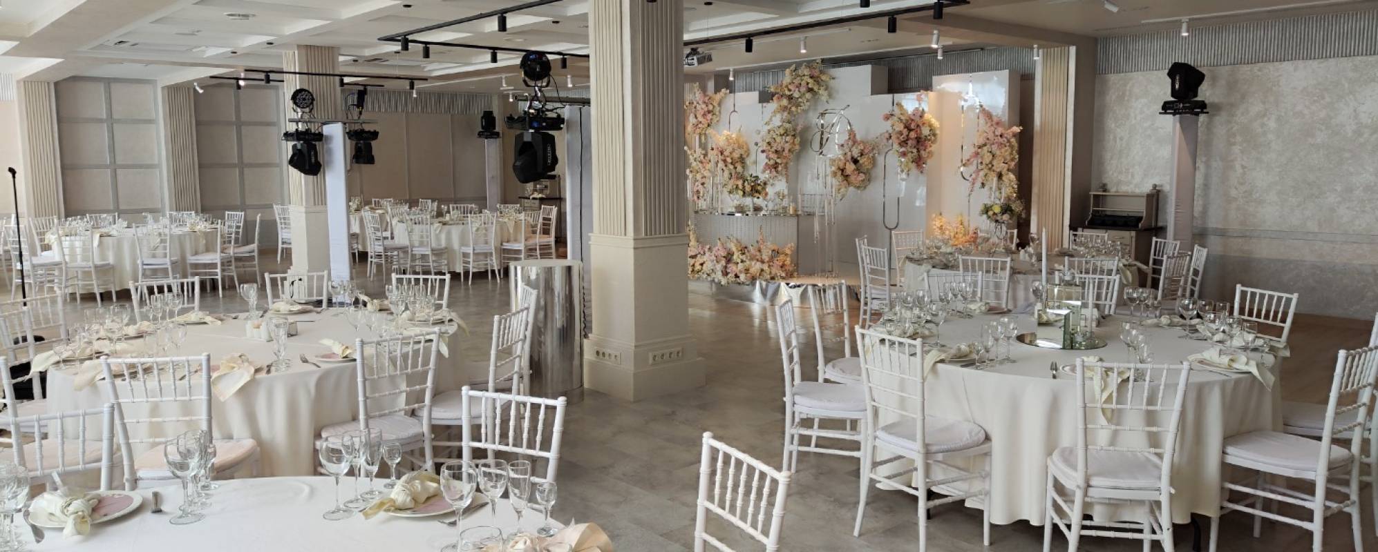 Фотографии банкетного зала Малый зал ресторана Normandie