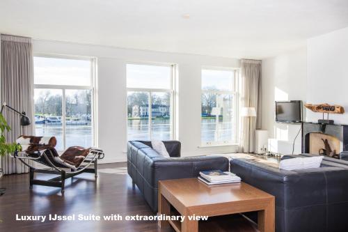 Фотография гостиницы Hotel De Vischpoorte aan de IJssel met keukens of kitchenettes