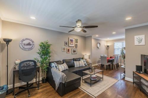 Фотография гостевого дома Beautiful 3br 2ba House with cozy backyard by CozySuites