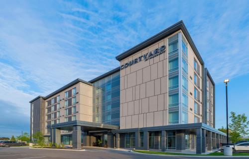 Фотография гостиницы Courtyard by Marriott Burlington-Oakville