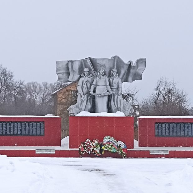 Фотографии памятника 
            Мемориал погибшим воинам-освободителям