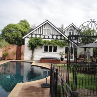 Фотографии гостевого дома 
            English Tudor House