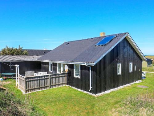 Фотография гостевого дома Three-Bedroom Holiday home in Løkken 38