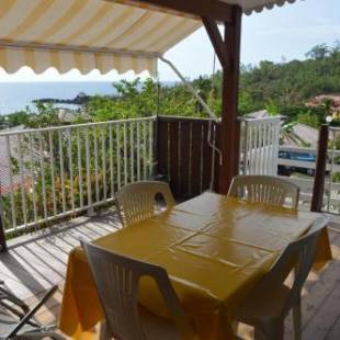 Фотографии гостевого дома 
            Bungalow de 2 chambres a Bouillante a 100 m de la plage avec vue sur la mer terrasse amenagee et wifi