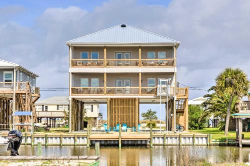Фотография гостевого дома Luxe Spacious Stilted Home with Kayaks Walk to Beach