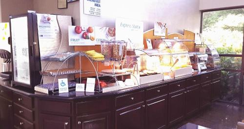 Фотография гостиницы Holiday Inn Express Hotel & Suites Lawrenceville, an IHG Hotel