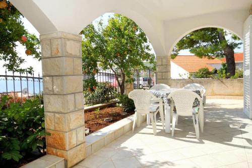 Фотография гостевого дома Apartments with a parking space Zavalatica, Korcula - 4453