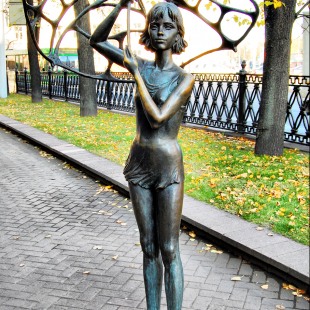 Фотография Памятник Девочка с зонтиком