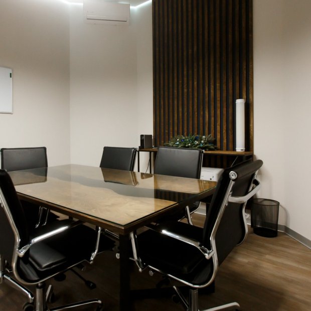 Фотографии комнаты для переговоров 
            Комната переговоров коворкинга Workkode