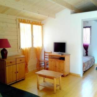 Фотографии гостевого дома 
            Chalet de 2 chambres avec jardin clos a Poussan