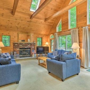 Фотография гостевого дома Cozy Arrowhead Lake Cottage with Fireplace!