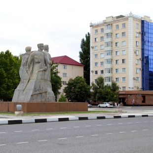 Фотография памятника Памятник Борцам революции Н. Гикало, А. Шерипову и Г. Ахриеву